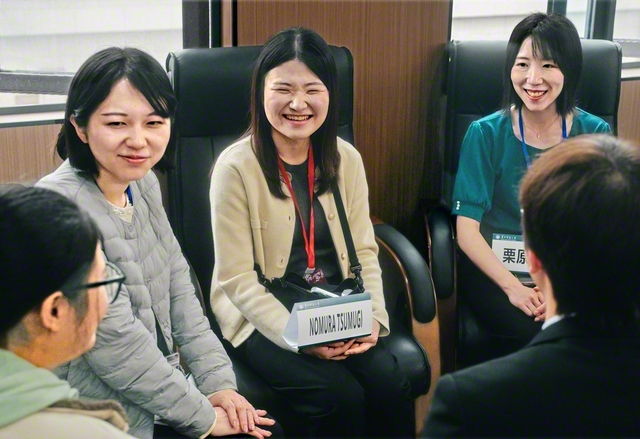 華中師範大学の学生と交流する野村委員長（中央）