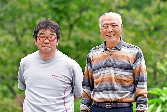 「今の最高な人生は、母と、ずっとそばで見守ってくれた妻（節子さん＝支部副女性部長）のおかげです」と感謝する畠山さん㊨が、貴弘さんと