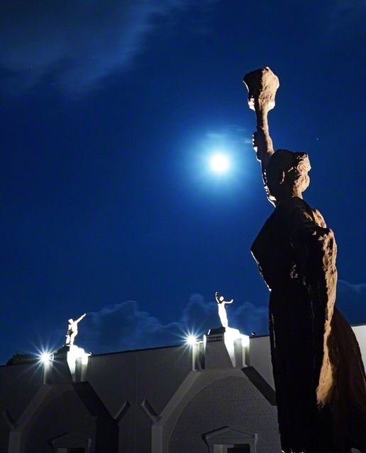 月光に照らされて立つ、沖縄研修道場の「世界平和の碑」と、「平和大歓喜の像」。力強い祈りと真心の励ましで、「歓喜の中の大歓喜」（新1097・全788）を広げていきたい