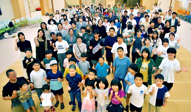 宮崎牧口県の大会では、グループ別に分かれディスカッションを。その後、会館の各部屋でゲームやアトラクションが企画された（10月26日、延岡平和会館で）