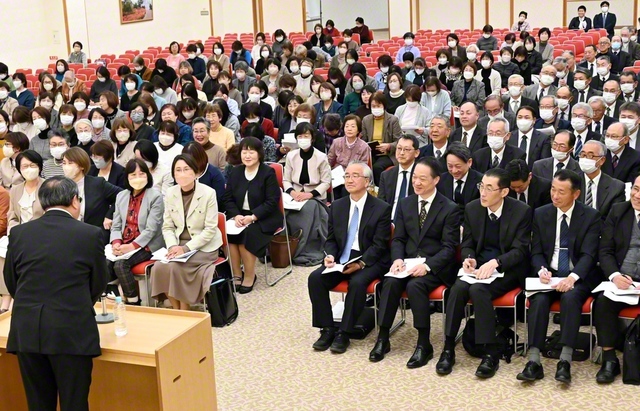 「世界青年学会　躍動の年」へさらなる飛躍を誓い合った総群馬県長・女性部長会。中井関東長は世界広布の基盤を築く大切な時であると強調。学会創立100周年の2030年へ、目標を定めて“わたしの挑戦”をと激励した（19日、群馬文化会館で）