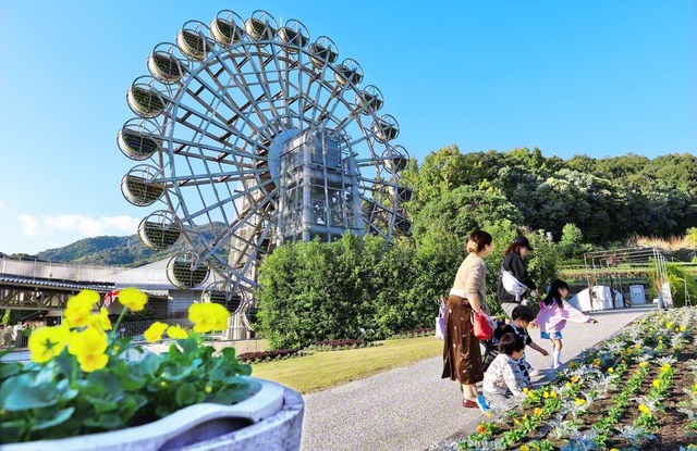 シンボルは季節の花を載せた“観覧車”