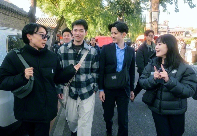 中国で青年と交流する西﨑学生部長（右から2人目）