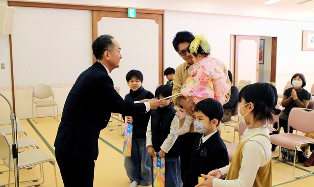 新居浜・新居浜南圏の「七五三」を祝う集いで記念の千歳飴が贈呈された