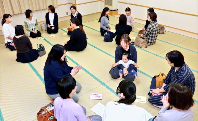 触発と決意を生む「創春リーダー会」。山口圏の集いでは、事前に「山口開拓指導」に関する池田先生の随筆を読んで集い、ディスカッションを行った（10月24日、山口文化会館で）