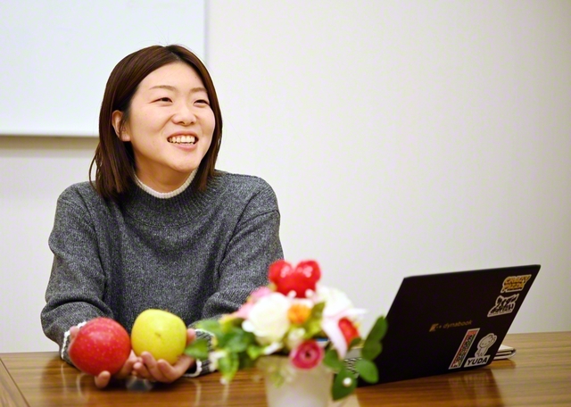 秋田県産のリンゴの魅力を語る奥さん