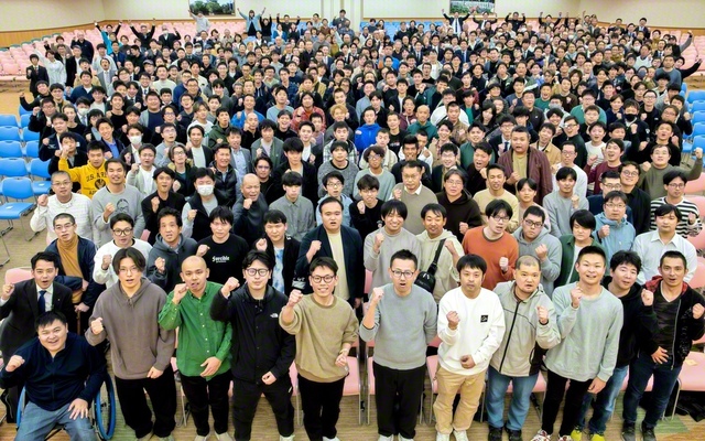 総広島男子部総会では、西田隆一郎さん、黒木貴人さんが活動報告。梁島男子部長は「縁する全ての人に真心の対話を広げよう」と呼びかけた（8日、広島池田平和記念会館で）