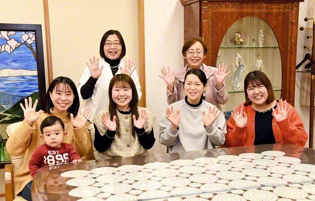 前列右から時計回りに、峯田千裕副委員長、太田和美副委員長、五十嵐舞子副委員長、志田光恵委員長、佐瀬東北女性部長、齋藤総県女性部長