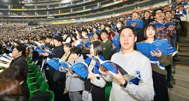 スタンドのフルコーラスとユニゾン合唱団