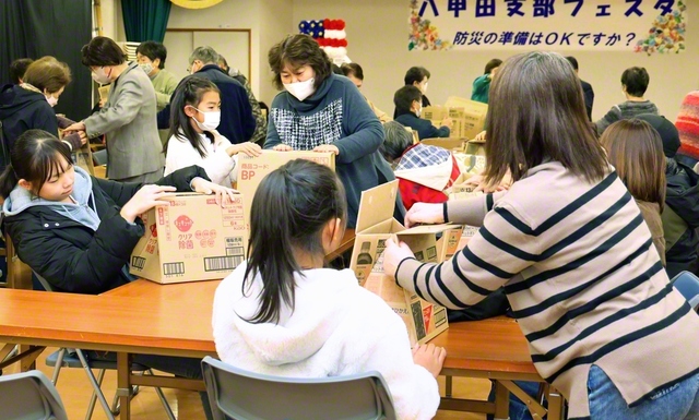 青森圏・八甲田支部　市の職員を講師に招き、地域の防災・減災について学んだ。避難所で役立つ「段ボール椅子」づくりも実施（9日、青森市内で）