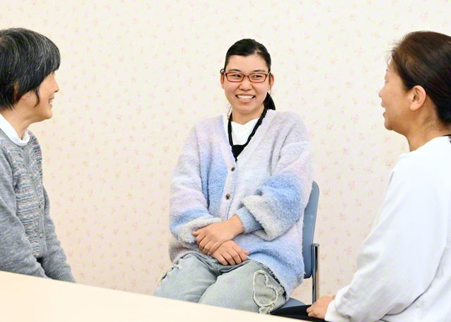 創価家族の輪の中で成長の日々を送る佐藤さん㊥