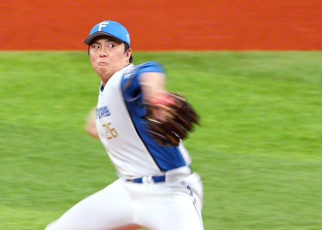 渾身の力を込めて投げ込む田中投手（9月13日、エスコンフィールド北海道で）