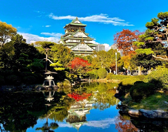 学会創立の日に晴れ渡る“常勝の空”の下、そびえ立つ大阪城（18日、川端利行通信員撮影）