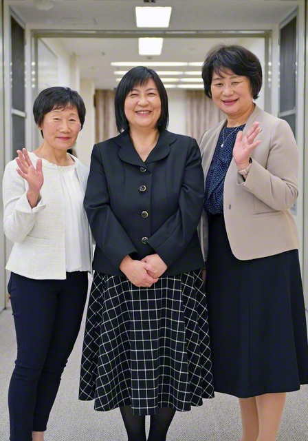 幸の輪を広げる第2秋田総県女性部が新体制！　髙田重子総合女性部長㊨と安田とき子女性部総合長㊧が心一つに、安保さんと新たな広布の歴史を開きゆく