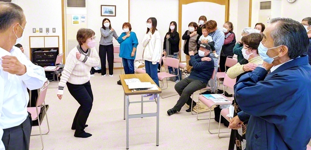 皆で“リラックス体操”を行い、身も心もスッキリと（16日、鹿島文化会館で）