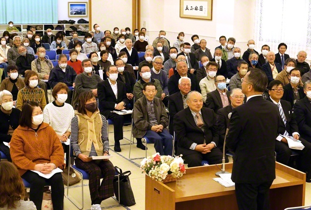出発の弘前桜花圏地区部長会。今村東北長らが励ました（26日、弘前文化会館で）