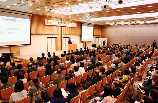 第17回「東北人間教育フォーラムin秋田」。小島教育本部長の後、来賓を代表して沼谷純秋田市長があいさつ。今村東北長が謝意を述べた（11月30日、秋田市の秋田キャッスルホテルで）