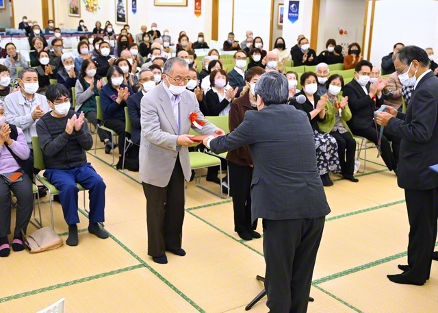 長年にわたり、広宣流布に尽くしてきた友をたたえ、各地の会館で表彰が行われた（11月30日、宮崎平和会館で）