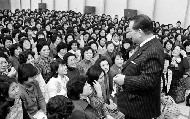 当時の千葉県女子部部長会でメンバーを励ます池田先生。地道な信行学に励む友を心からたたえた〈1978年12月22日、東京・信濃町の創価文化会館（当時）で〉