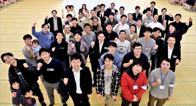 集いには、初参加の同志や友人が出席。和やかな雰囲気で、会場は終始笑顔に包まれた