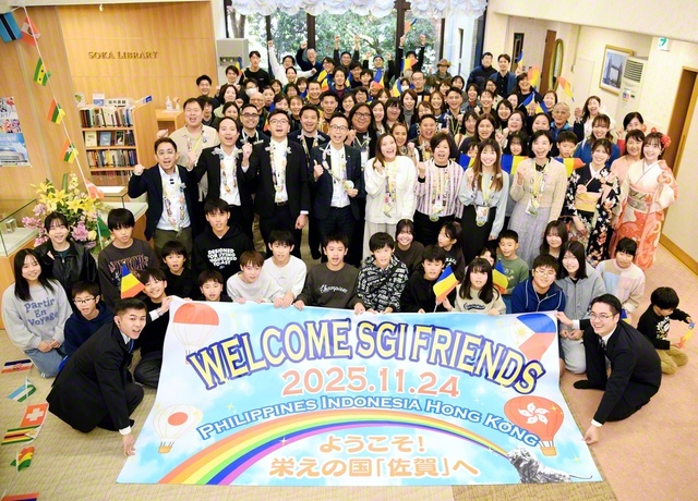 「ようこそ“栄えの国”へ!」――アジアの友と佐賀の同志が記念のカメラに納まった