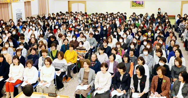 那須女性部長が激励に駆け付けた総千葉女性部の記念の集い（2日、千葉文化会館で）