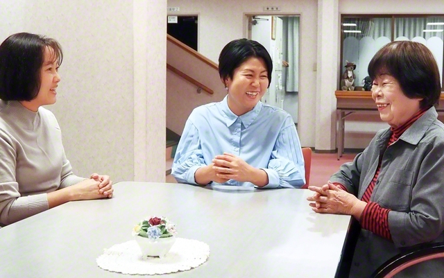 幸の連帯を広げる田島さん㊥。同志と朗らかに進む