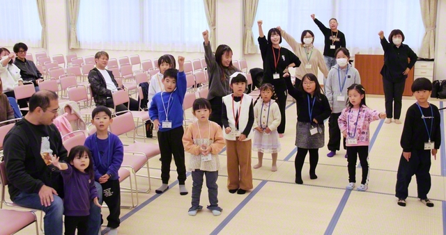 【第1茨城総県】ひたちなか常勝県の「勝田21世紀合唱団」の練習の模様。勤行の後、少年少女きぼう新聞の「師子王（ライオンキング）御書」を学んだ（11月9日、勝田文化会館で）