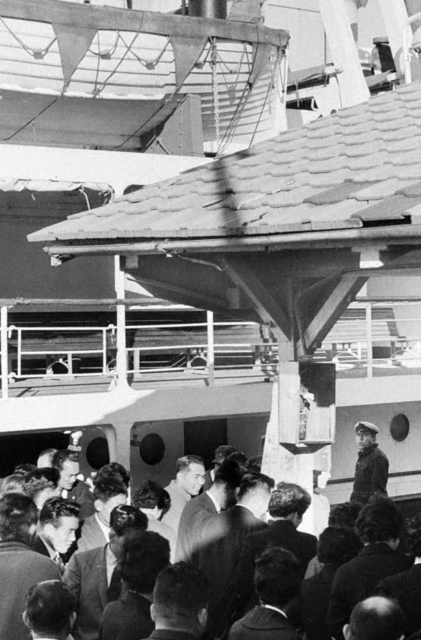 第3代会長に就任後、初の徳島指導のため小松島市の港に降り立った池田先生（中央下）が出迎えた同志に笑顔を向ける。徳島広布の師弟黄金の共戦譜は、ここから始まった〈1960年（昭和35年）12月6日〉