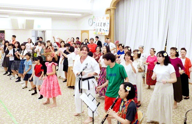 それぞれが準備と練習を重ねた天久支部の演目。ラストに生演奏が加わり、心一つに歌った（11月16日、沖縄国際平和会館で）