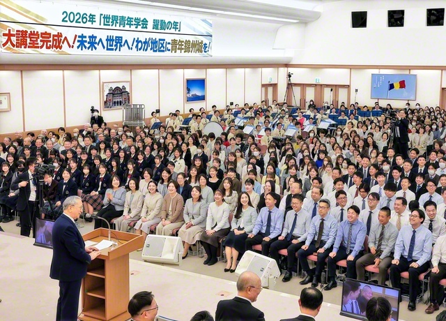 関西7府県の180会場を結んで開かれた関西総会。“わが地区に青年錦州城を!”と誓い合った(11月30日、関西池田記念会館で)