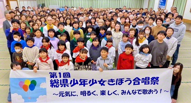 合唱祭当日は、各地の合唱団メンバーと多くの参加者で会場がいっぱいになった（7日、水沢文化会館で）