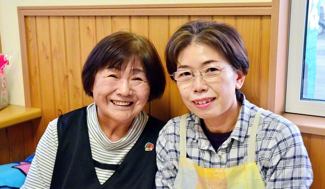 いつも明るい内山さん㊧。訪問・激励に歩けば、皆が元気に