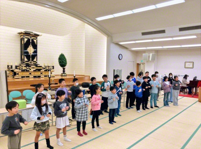 京都南総県の友は振り付けを交えた合唱練習を元気に（11月30日、宇治平和会館で）