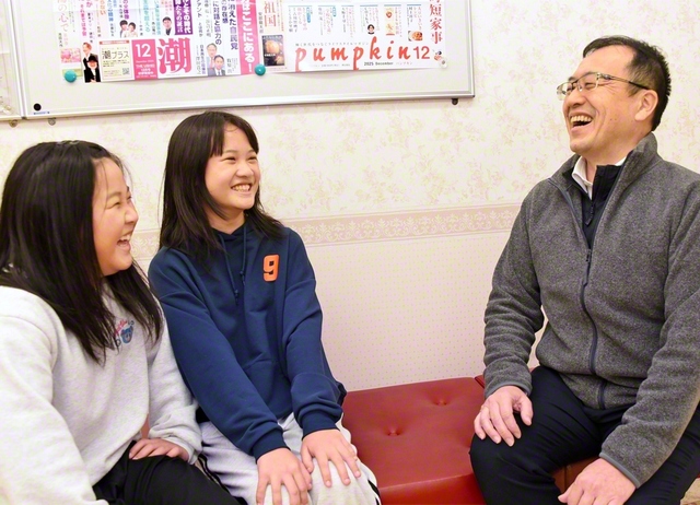 支部の未来部員と笑顔で語らう内田さん㊨。創価家族の温かさの中で育ってほしいと願う