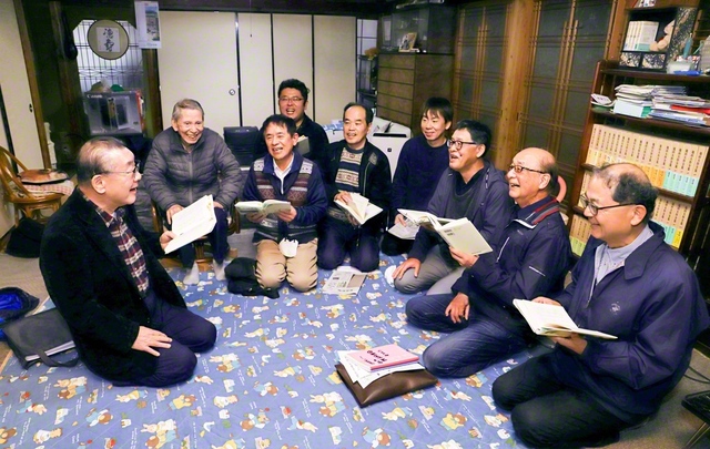 西尾圏長が「対話拡大の歓喜でアメリカ青年部を迎えていこう」と激励した（7日、鳥取市内で）