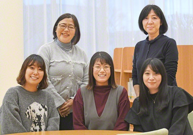 前列右から時計回りに、高杉副委員長、吉田委員長、武田副委員長、ユースの発想と力に信頼を寄せる佐瀬東北女性部長、越前谷総秋田女性部長。今後、金谷副委員長も加わり、青年学会の可能性を広げていく