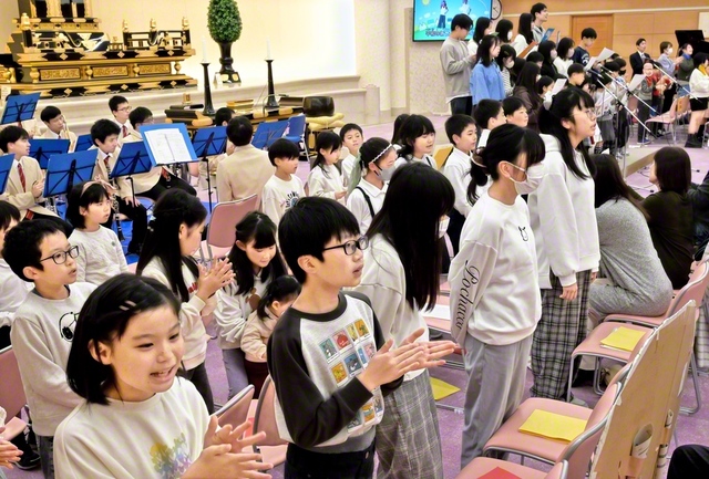 最後に会場の全員で「Be　Brave！　獅子の心で」を合唱