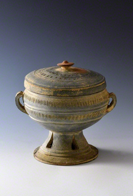 東京富士美術館所蔵の陶質土器「有蓋台付双耳鉢」（写真は愛知県陶磁美術館提供）