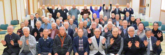 富山正義県太陽会が11月20日、富山文化会館で総会を開催。「生涯青春の心意気で！」と誓い合った参加者が記念のカメラに