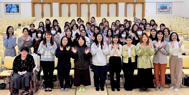 朗らかな笑顔で記念のカメラに納まった総県池田華陽会の友（7日、滋賀文化会館で）