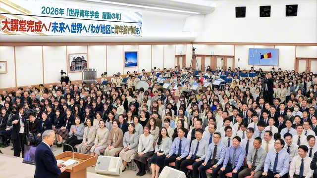 関西7府県の180会場を結んで開かれた関西総会。“わが地区に青年錦州城を！”と誓い合った（11月30日、関西池田記念会館で）