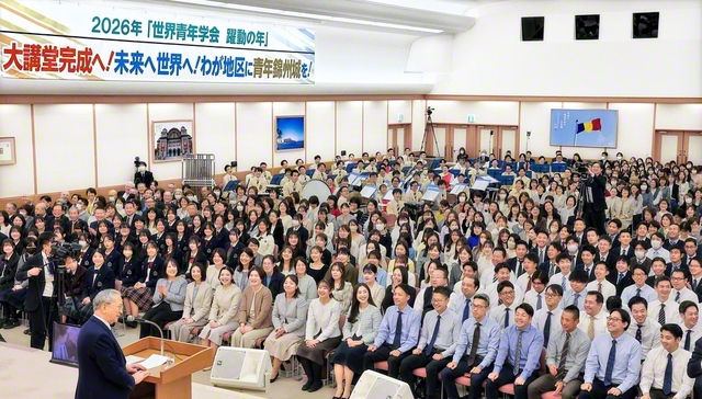 関西7府県の180会場を結んで開かれた関西総会。“わが地区に青年錦州城を！”と誓い合った（11月30日、関西池田記念会館で）