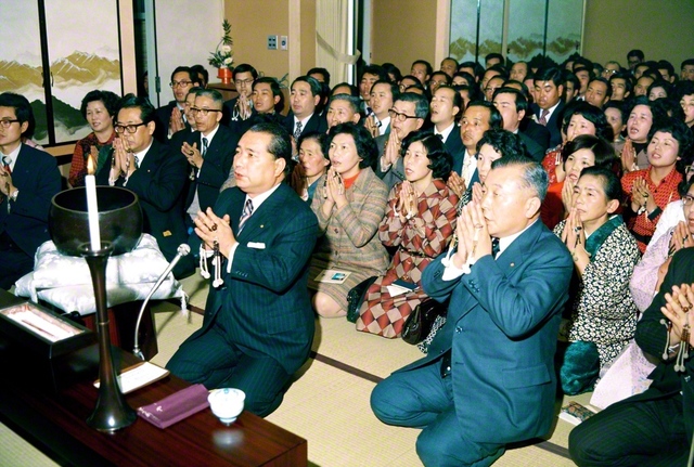 関東総合研修所（当時）の落成を記念して、同志と共に勤行・唱題する池田先生。栃木広布のさらなる興隆を祈念した（1975年12月25日、現在の栃木研修道場で）