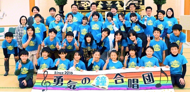 【川越県】当日を目指し、励まし支え合ってきた、スタッフとメンバーが歓喜の笑顔で記念撮影(7日、川越文化会館で)