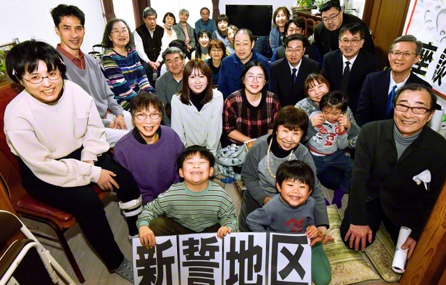 終了間際に駆けつけた友も一緒に記念のカメラに（14日、札幌市内で）