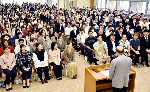 明年の「世界青年学会　躍動の年」へ、決意新たに出発した沖縄総会。全員で学会歌「沖縄健児の歌」を意気高く歌った（14日、沖縄研修道場で）