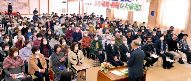 歓喜のスクラムも固く、明年への“躍動”を約し合った延岡圏の大会（延岡平和会館で）