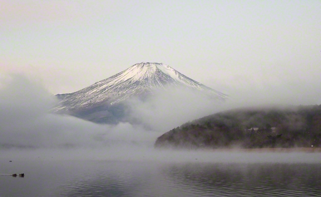 冬の山中湖では、気温が氷点下になると湖の水温との寒暖差で「蒸気霧」が発生。この時季特有の風景です。山中湖畔での水滸会の野外研修70周年となった本年の総仕上げへ。地涌の誓願を果たします（後藤進）