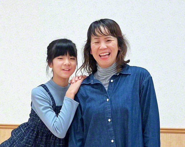 穂積さん㊨が娘と